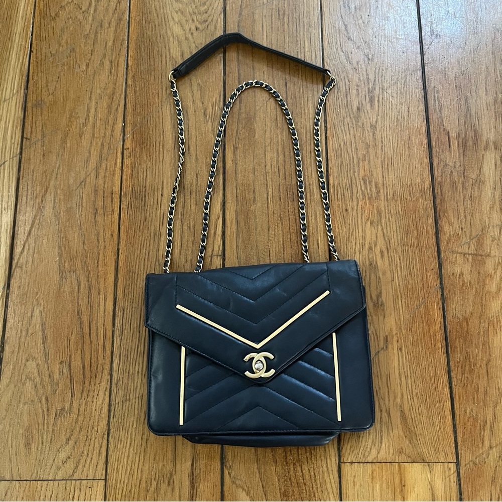 VINTAGE CHANEL NAVY BLUE HANDBAG / PURSE